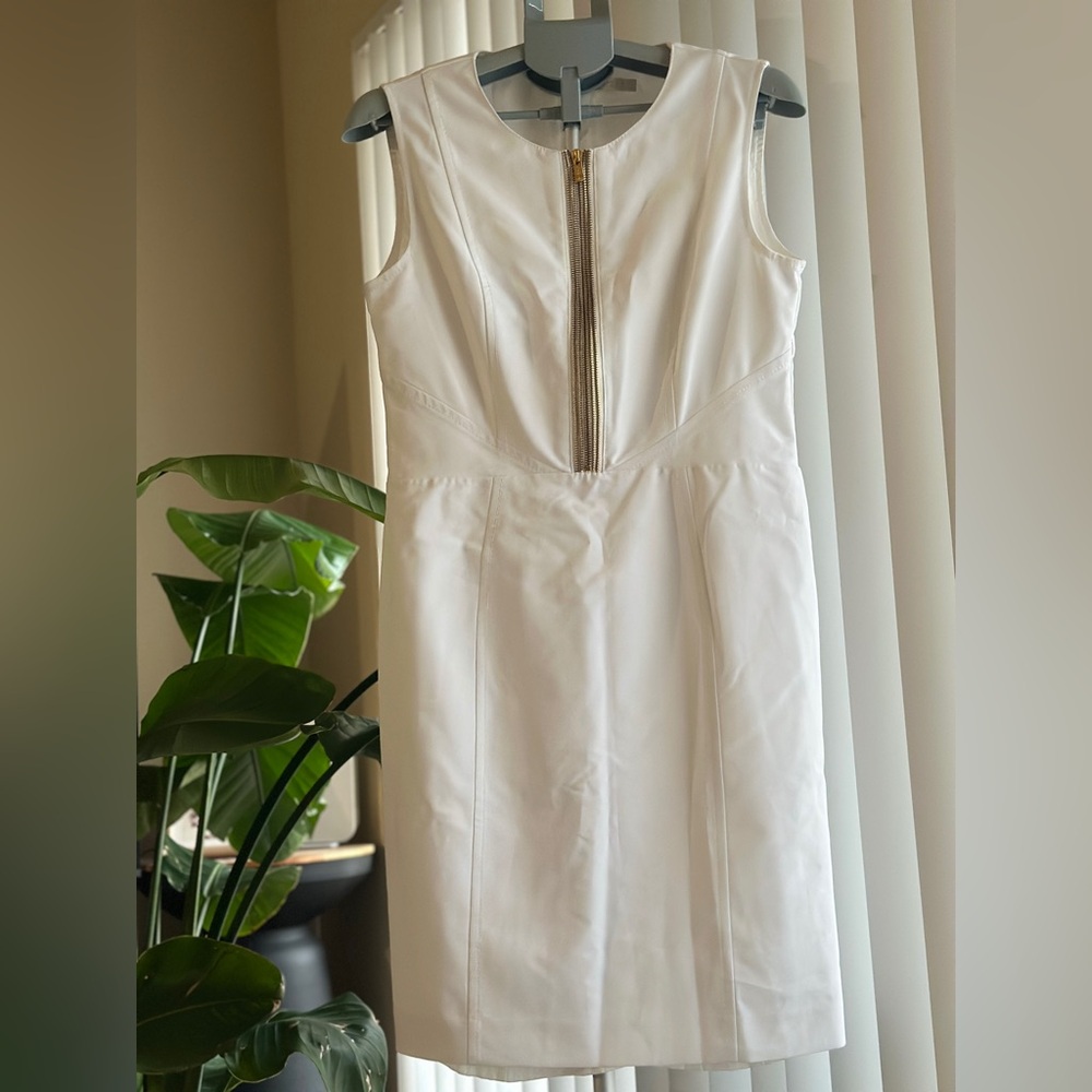 GIZIA Elegant White Sleeveless Dress